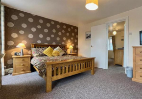 Luxury 4 Bedroom Seaside Apartment - Glan Y Werydd House